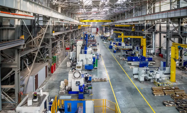 Service d'électriciens dans le secteur industriel, en usine.